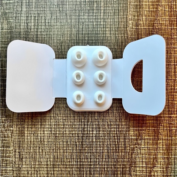 Apple AirPods Pro 2nd Generation with MagSafe Wireless Charging Case - White - Picture 6 of 7